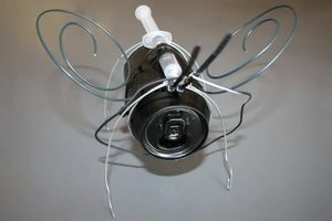 Пошаговая инструкция (DIY) по созданию вибрирующего робота-насекомое из жестяной банки