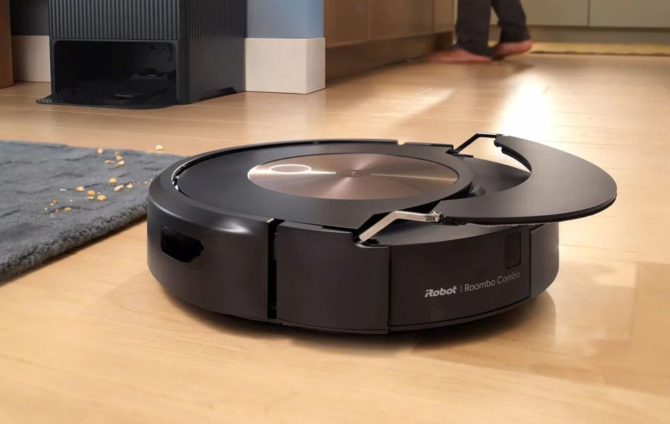 Roomba Combo j9+ поднимает насадку чтобы пылесосить ковер