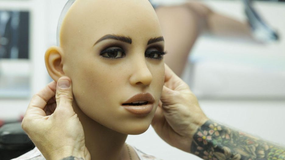 монтаж обличчя реалістичних секс-роботів