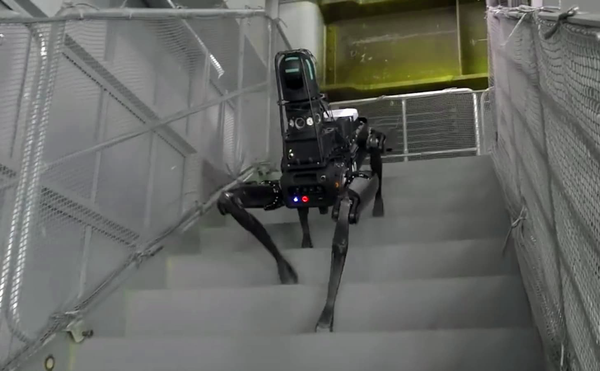 Boston Dynamics Spot спускается по лестнице