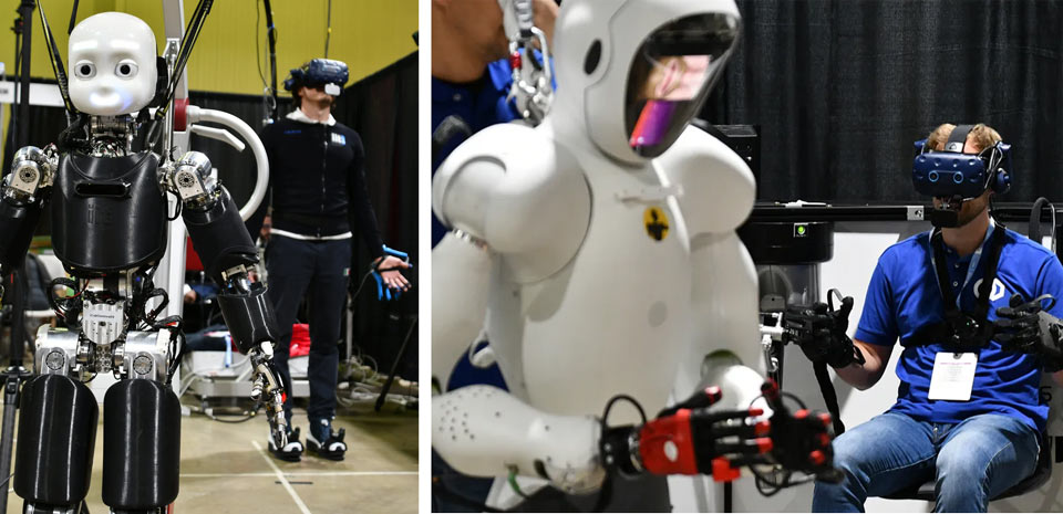 Робот-гуманоид стоит на переднем плане, а человек в гарнитуре VR на заднем плане, управляя роботом своими движениями.