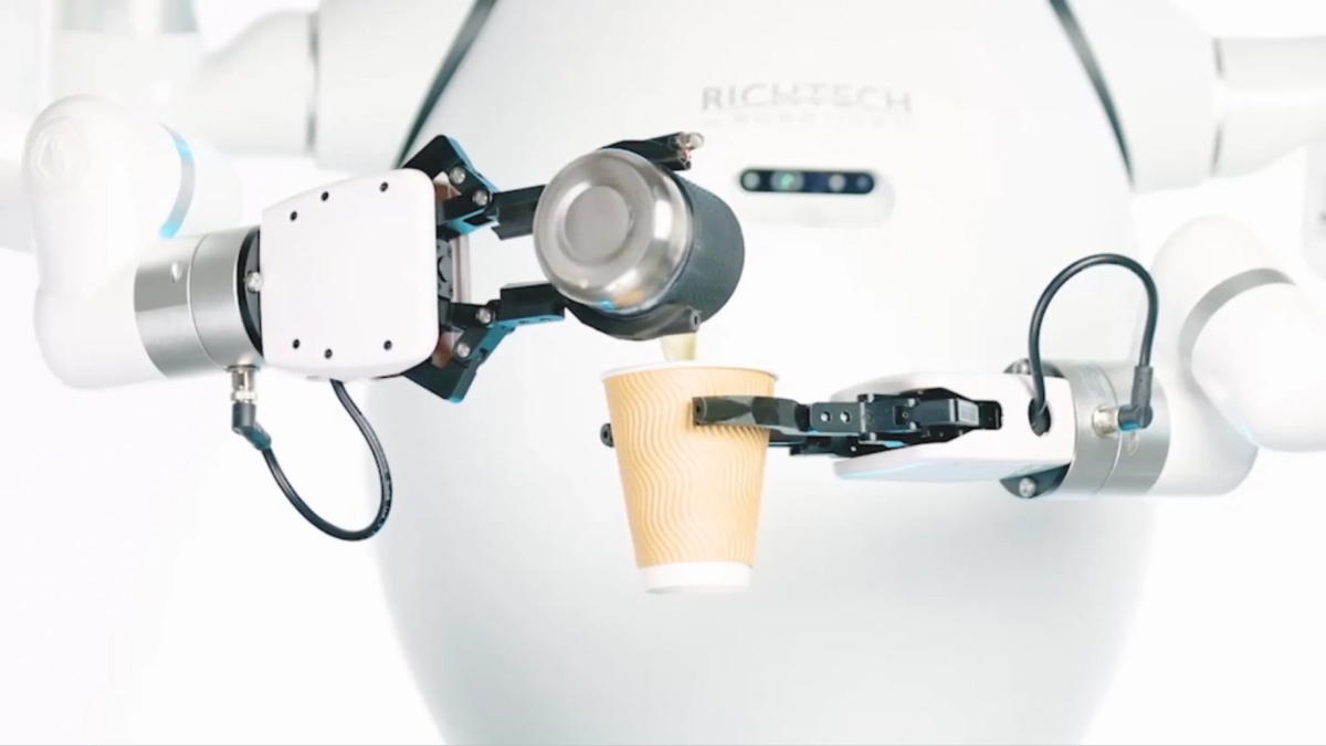 Робот-бариста Адам наливає каву