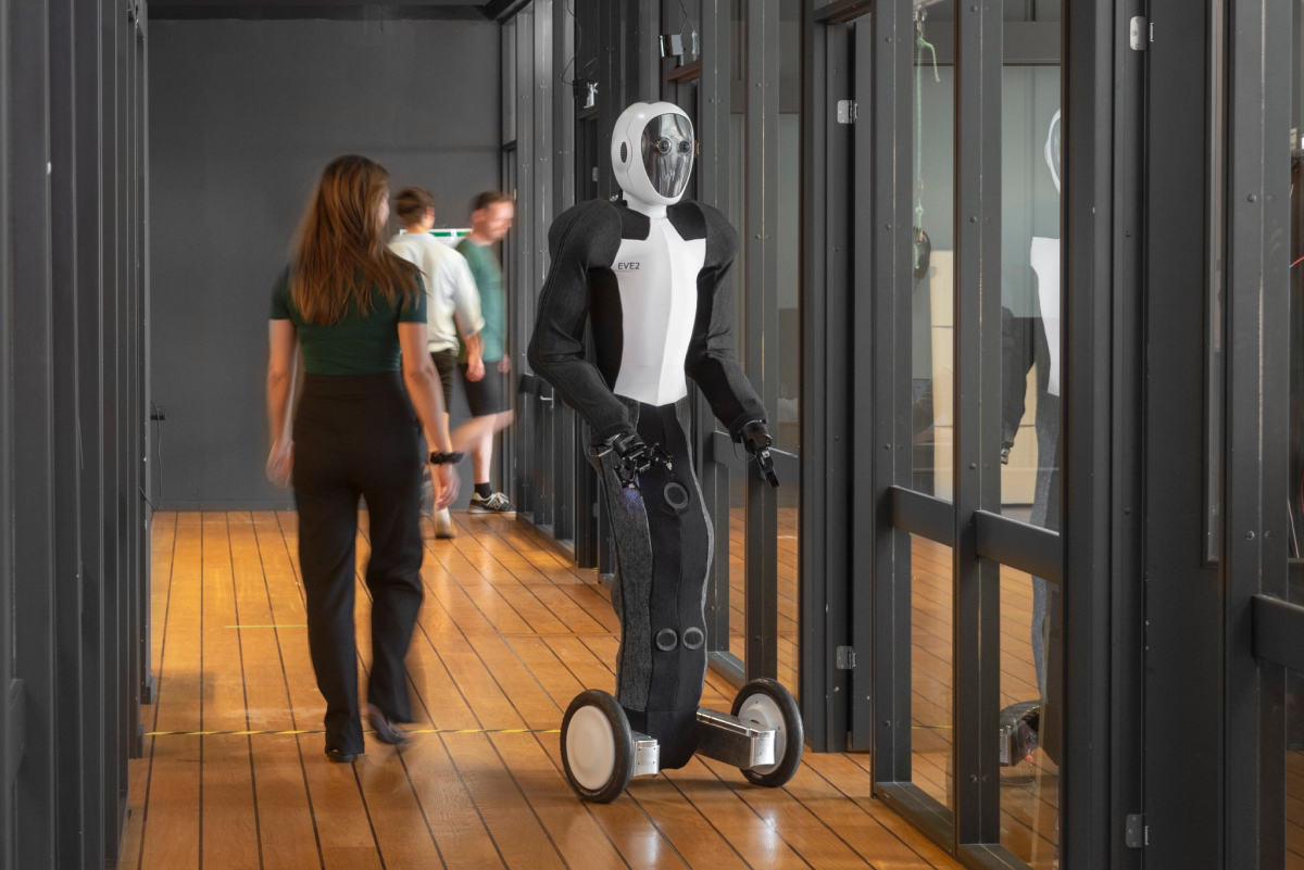 Робот EvoGuard їздить по офісу