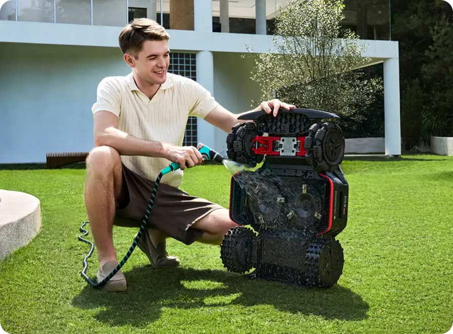 Мужчина моет Dreame A3 AWD Pro 3500