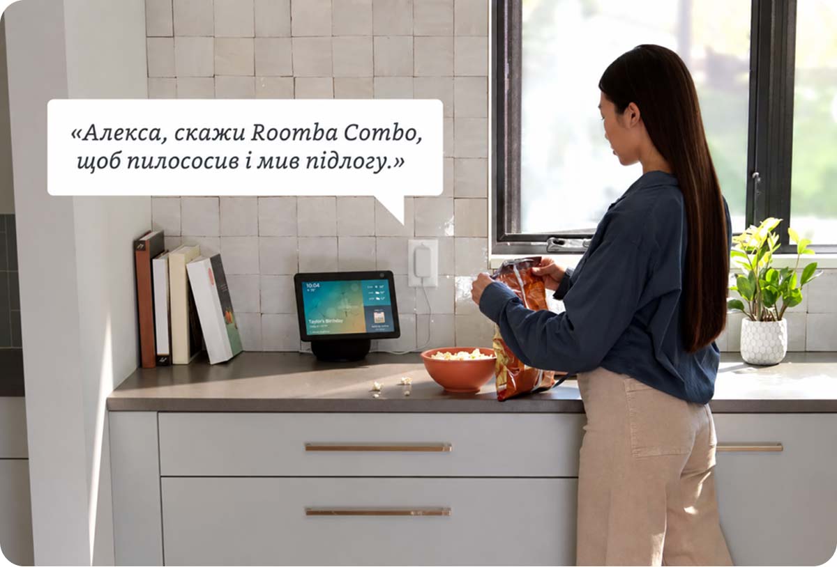 Жінка віддає голосову команду iRobot Roomba Max 875 Combo