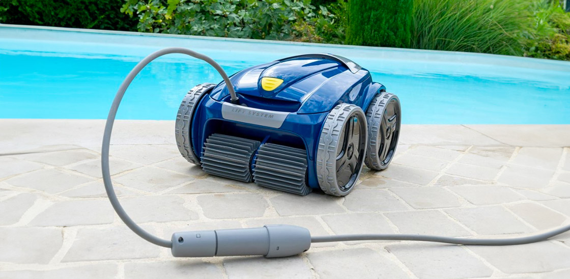 Робот пилосос для басейну підʼєднаний до джерела живлення