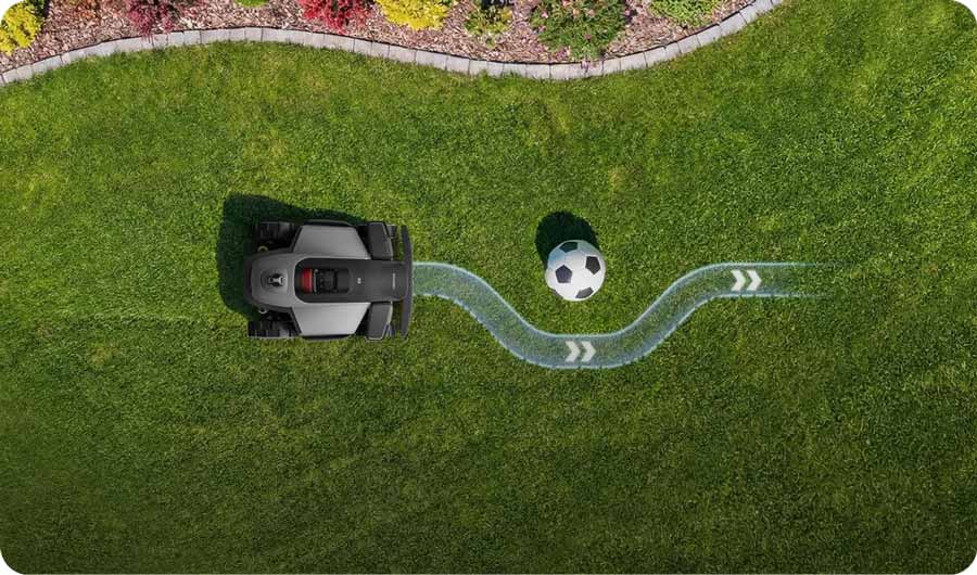 Roborock RockMow Z1 LiDAR обʼїжджає мʼяч