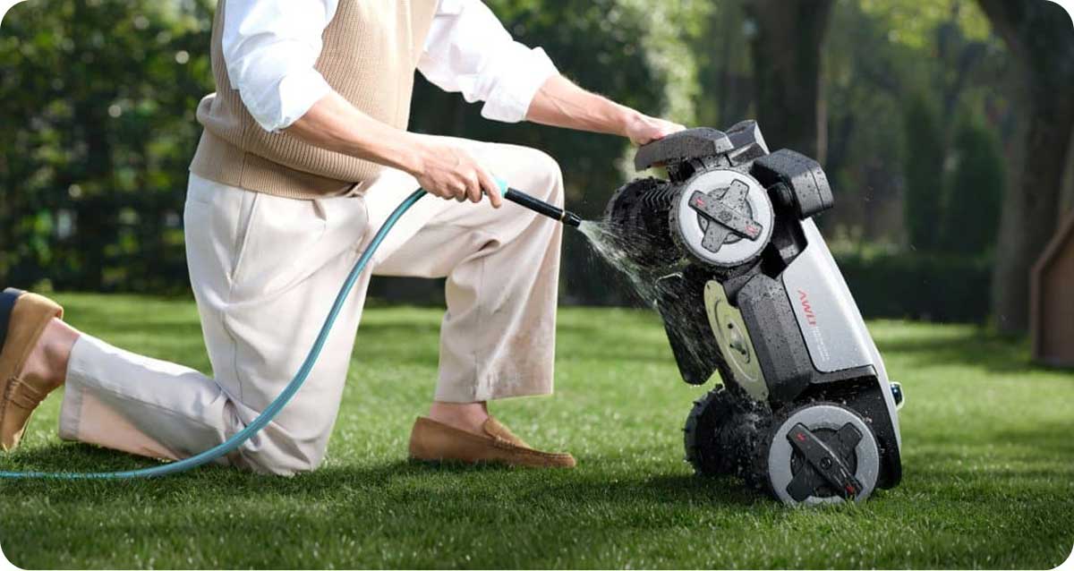 Roborock RockMow Z1 LiDAR миють садовим шлангом