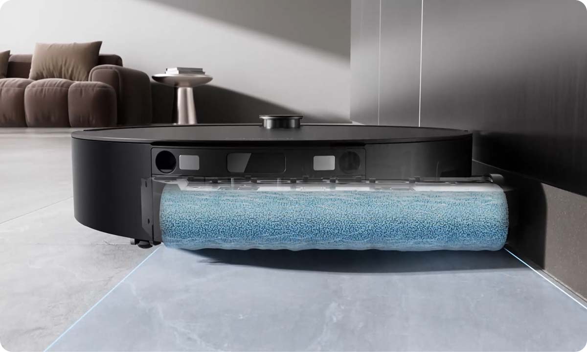 Roborock Saros 20 Flow моет вдоль мебели